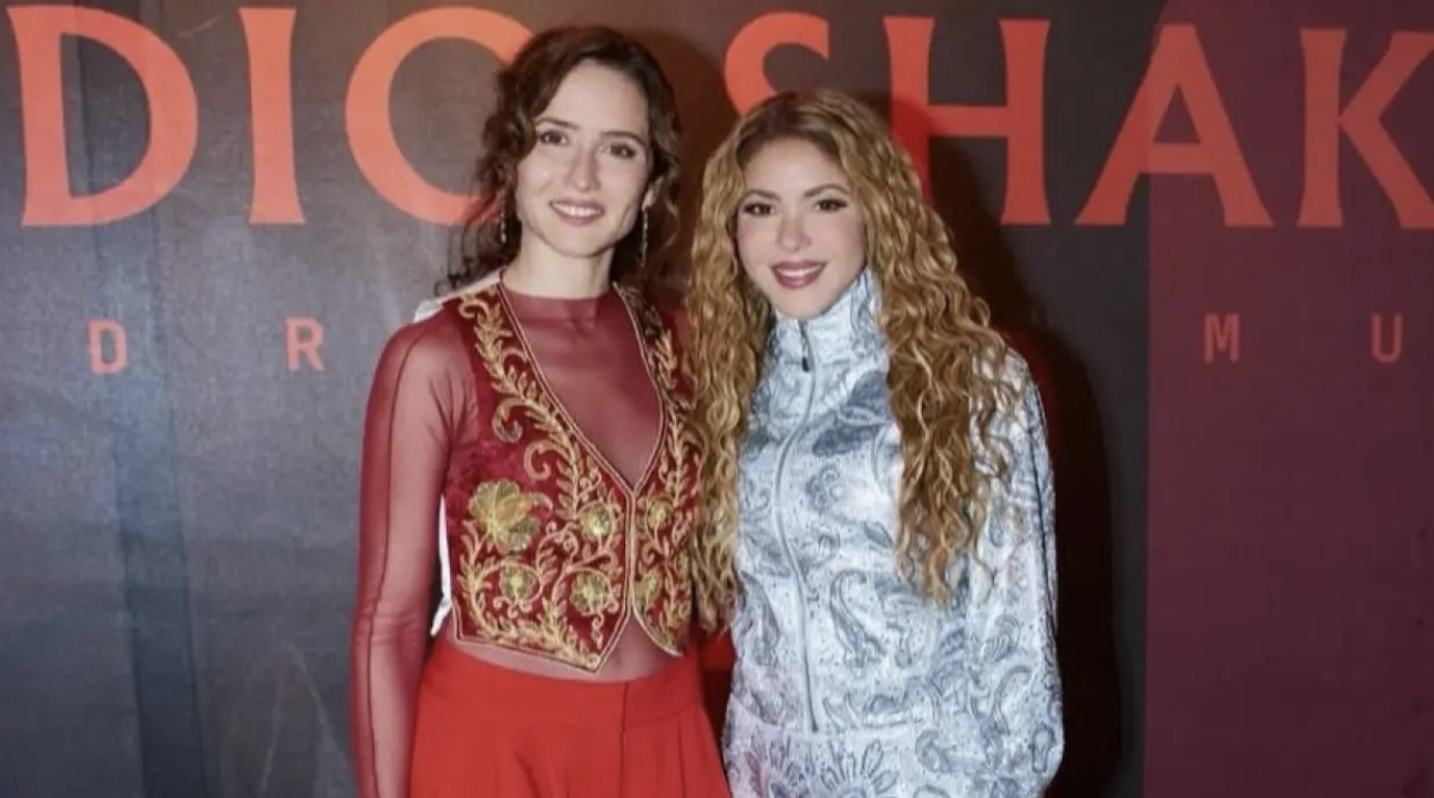 Shakira posa ao lado de Isabel Díaz Ayuso, presidente da Comunidade de Madri e integrante do Partido Popular, em fotografia que provocou debate sobre a postura política da cantora colombiana.