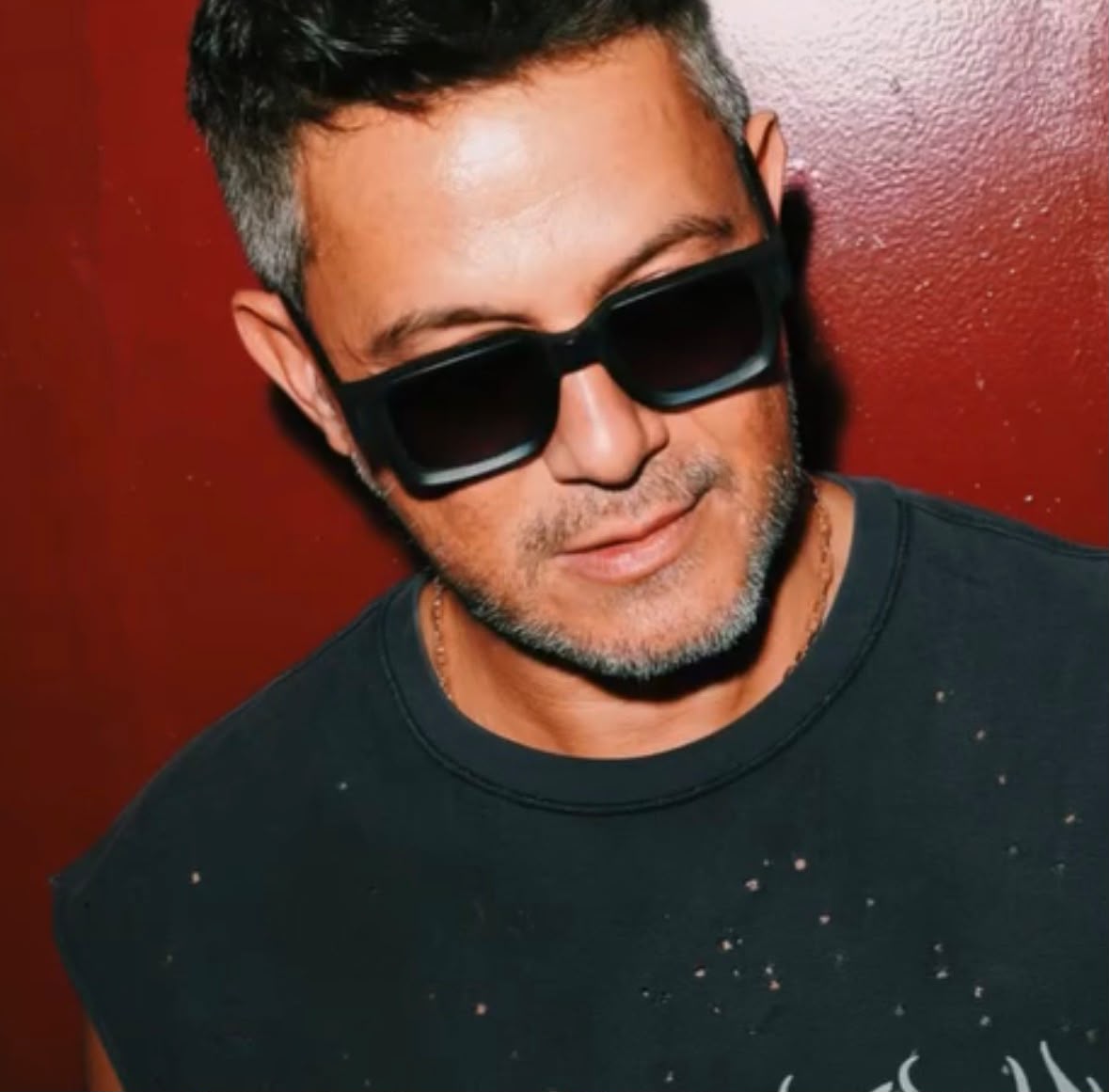 Alejandro Sanz em cena da docussérie Quando Ninguém Me Vê, disponível na HBO Max.
