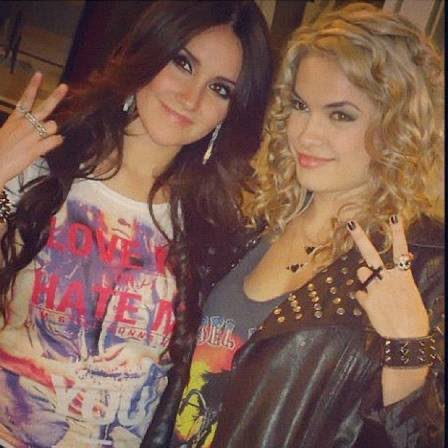 Dulce María e Lua Blanco juntas durante encontro relacionado às gravações de Rebelde Brasil.